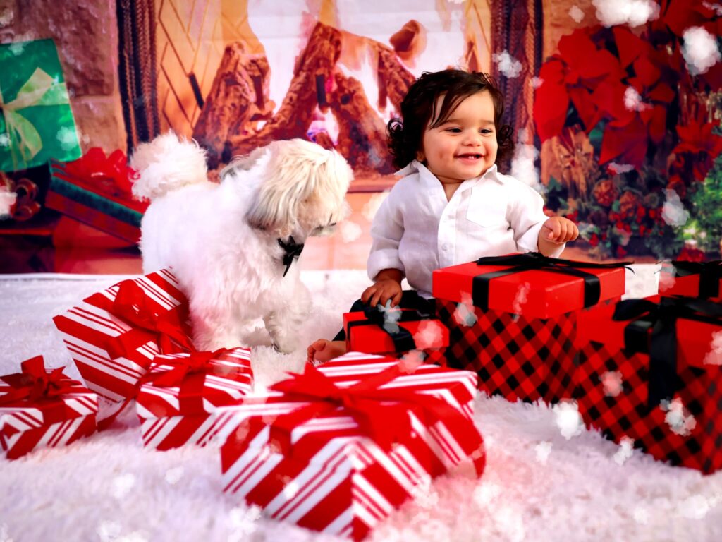 Child smiling during Christmas mini session